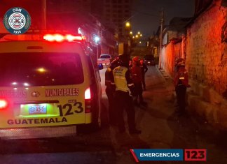 Hallan cuerpo sin vida en tragante de aguas residuales en la zona 8. Foto La Hora: Bomberos Municipales..