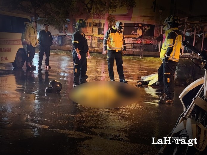 Accidente de tránsito deja dos personas fallecidas en la Calzada Roosevelt. Foto La Hora: Bomberos Voluntarios.
