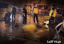 Accidente de tránsito deja dos personas fallecidas en la Calzada Roosevelt. Foto La Hora: Bomberos Voluntarios.