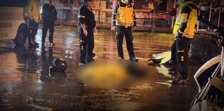 Accidente de tránsito deja dos personas fallecidas en la Calzada Roosevelt. Foto La Hora: Bomberos Voluntarios.
