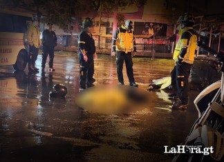 Accidente de tránsito deja dos personas fallecidas en la Calzada Roosevelt. Foto La Hora: Bomberos Voluntarios.