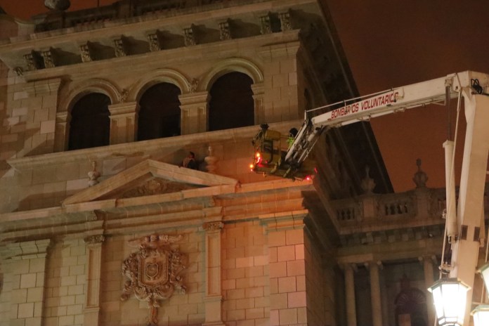Bomberos Voluntarios rescataron a un hombre que amenazaba con lanzarse desde la cornisa del segundo nivel del Palacio Nacional. Foto La Hora: Bomberos Voluntarios.