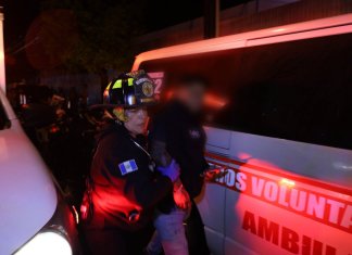 Ataque armado en zona 1 deja seis fallecidos y varias personas heridas. Foto La Hora: Bomberos Voluntarios.