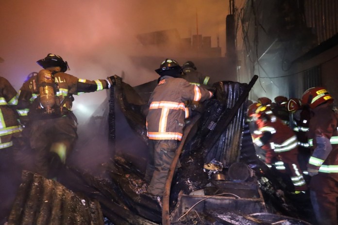 Durante la madrugada de este miércoles 16 de julio, los Bomberos Voluntarios reportaron un incendio estructural. Foto La Hora: Bomberos Voluntarios.