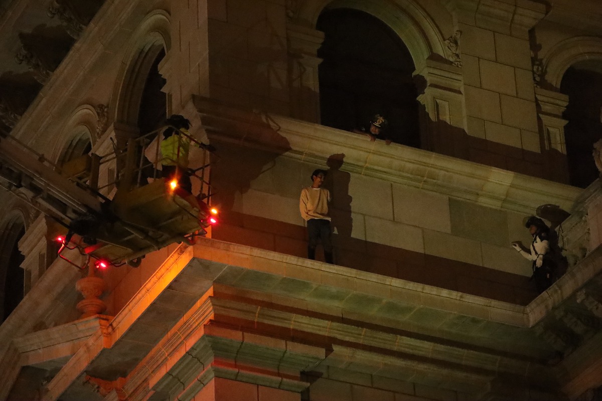 Bomberos rescatan a un hombre en la cornisa del Palacio Nacional