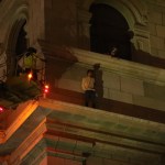 Bomberos rescatan a hombre en cornisa del Palacio Nacional. Foto La Hora: Bomberos Voluntarios.