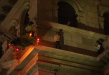 Bomberos rescatan a hombre en cornisa del Palacio Nacional. Foto La Hora: Bomberos Voluntarios.
