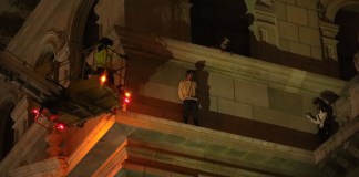 Bomberos rescatan a hombre en cornisa del Palacio Nacional. Foto La Hora: Bomberos Voluntarios.