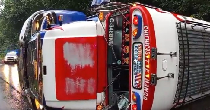 Bus extraurbano vuelca y deja dos heridos en Santa Lucía Cotzumalguapa
