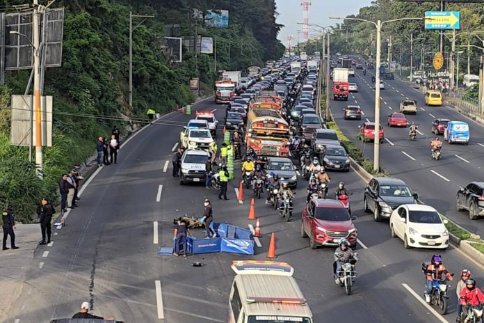 Autoridades de la Policía Municipal de Tránsito (PMT), de Villa Nueva reportan un cierre vial en la ruta CA-9 tras el fallecimiento de un motociclista