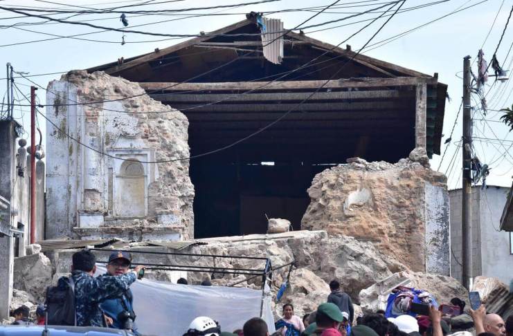 Fachada del templo El Calvario en Santa María de Jesús quedó destruida. Foto La Hora: Daniel Ramírez