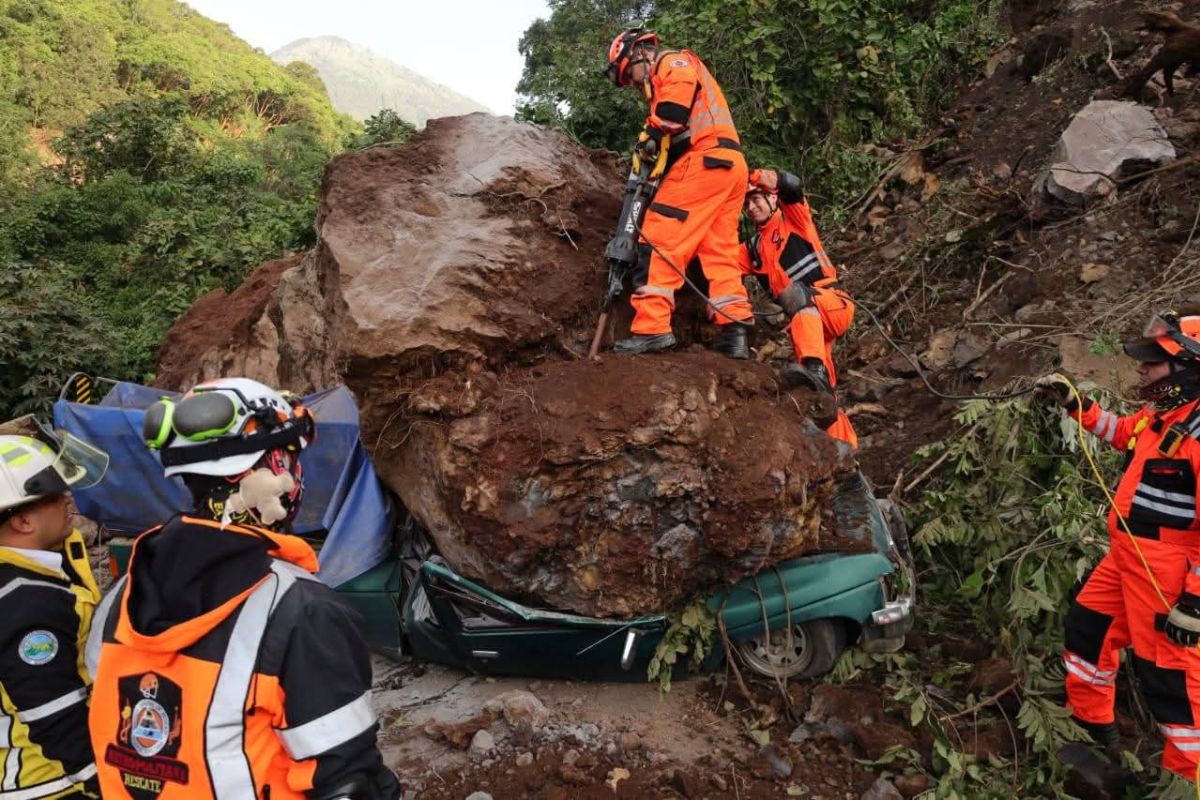 Sismos GT: Después de dos días aún continúan trabajos de limpieza en la ruta para Santa María de Jesús