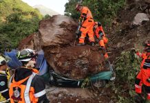 Sismos GT: Después de dos días aún continúan trabajos de limpieza en la ruta para Santa María de Jesús Camino a Santa Maria de Jesus continua bloqueado. Foto La Hora: Conred