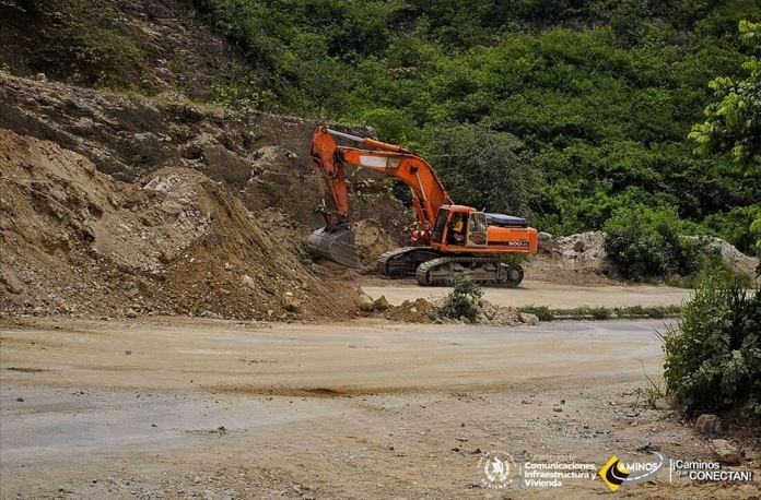 Derrumbe el kilómetro 61 trabajados por la Dirección General de Caminos. Foto Caminos