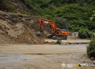 Derrumbe el kilómetro 61 trabajados por la Dirección General de Caminos. Foto Caminos