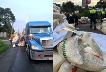 Tráiler deja su carga tirada sobre el km 16 hacia la ciudad capital, obstruyendo el paso en el carril derecho.