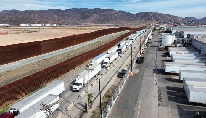 Camioneros en frontera con EE.UU., afirman que el inglés no es un problema