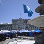 Campamento del Sindicato de Trabajadores de la Educación de Guatemala continúa frente al Palacio Nacional pese a orden de la Corte de Constitucionalidad.