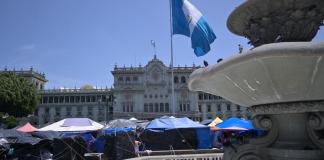 Campamento del Sindicato de Trabajadores de la Educación de Guatemala continúa frente al Palacio Nacional pese a orden de la Corte de Constitucionalidad.