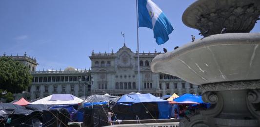 Campamento del Sindicato de Trabajadores de la Educación de Guatemala continúa frente al Palacio Nacional pese a orden de la Corte de Constitucionalidad.