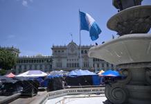 STEG desobedece orden de la CC y mantiene campamento pese a resolución judicial Campamento del Sindicato de Trabajadores de la Educación de Guatemala continúa frente al Palacio Nacional pese a orden de la Corte de Constitucionalidad.
