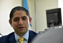 El exfiscal anticorrupción Stuardo Campo durante una entrevista con La Hora, el pasado 18 de julio, en el edificio de Torre de Tribunales. Foto: La Hora / Daniel Ramírez.