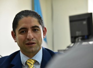 El exfiscal anticorrupción Stuardo Campo durante una entrevista con La Hora, el pasado 18 de julio, en el edificio de Torre de Tribunales. Foto: La Hora / Daniel Ramírez.