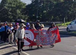Marcha del STEG durante su trayecto de Totonicapán a Sololá.