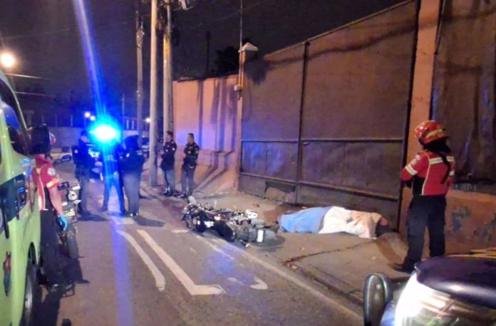 Bomberos municipales informan sobre el fallecimiento de un motorista frente a la colonia Villa Linda, zona 7.