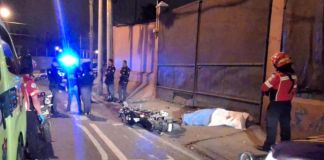 Bomberos municipales informan sobre el fallecimiento de un motorista frente a la colonia Villa Linda, zona 7.