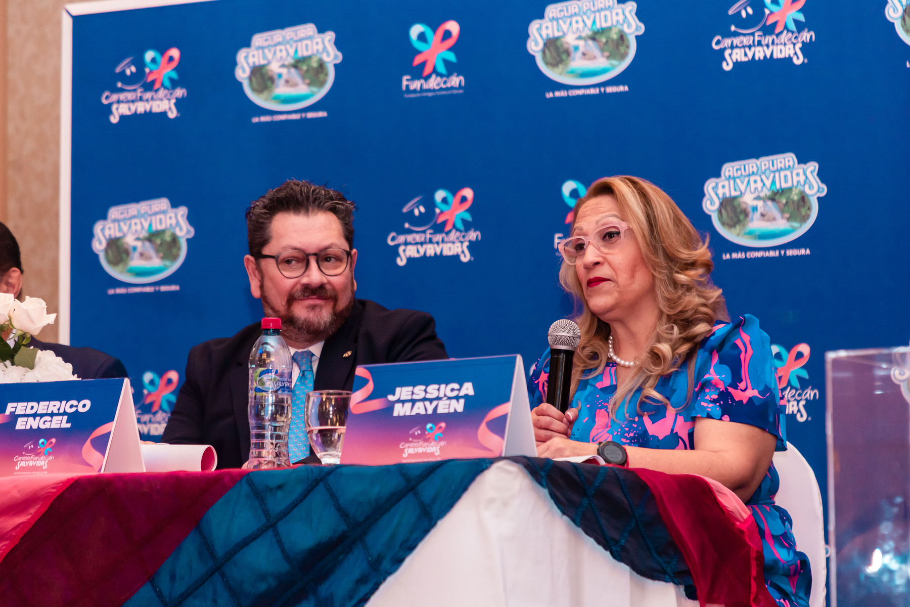 De izquierda a derecha:Federico Engel, gerente de responsabilidad social empresarial de Agua Pura Salvavidas; Jessica Mayen, gerente general de Fundación Amigos Contra el Cáncer (Fundecán). Foto: Cortesía de