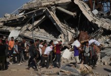 Palestinos cargan paquetes de ayuda distribuidos por la Fundación Humanitaria de Gaza, operada por una organización respaldada por EE. UU. Foto La Hora: AP