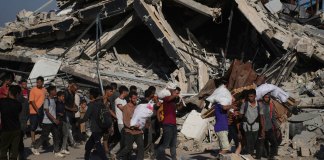 Palestinos cargan paquetes de ayuda distribuidos por la Fundación Humanitaria de Gaza, operada por una organización respaldada por EE. UU. Foto La Hora: AP