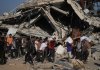 Palestinos cargan paquetes de ayuda distribuidos por la Fundación Humanitaria de Gaza, operada por una organización respaldada por EE. UU. Foto La Hora: AP