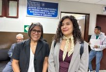 Juez no llega y se suspende audiencia que definiría reabrir caso por filtraciones de ¡Yes, Master! en caso contra González La abogada Claudia González y su abogada defensora. Foto: La Hora / Diego España.