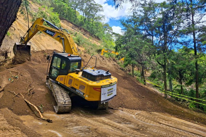 Covial trabaja en el retiro del derrumbe en el km 46.5, RD-SAC-01