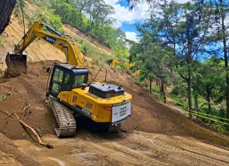 Covial trabaja en el retiro del derrumbe en el km 46.5, RD-SAC-01