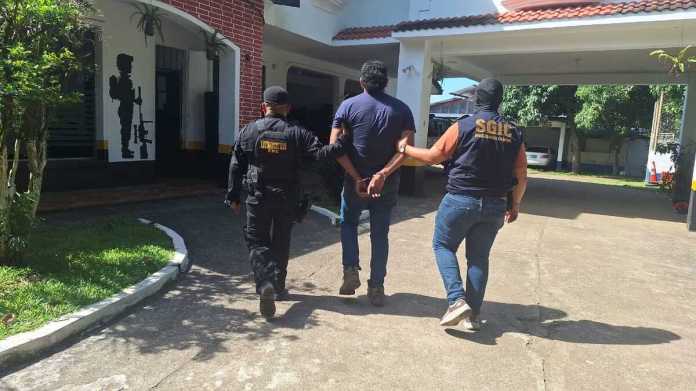 Capturan a presunto coyote con 19 migrantes en Mazatenango. Foto La Hora: PNC.