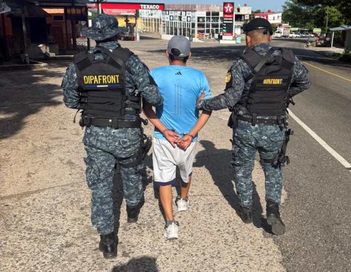 Capturan a supuesto coyote que trasladaba 6 cubanos hacia Estados Unidos. Foto La Hora: PNC.