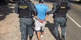 Capturan a supuesto coyote que trasladaba 6 cubanos hacia Estados Unidos. Foto La Hora: PNC.