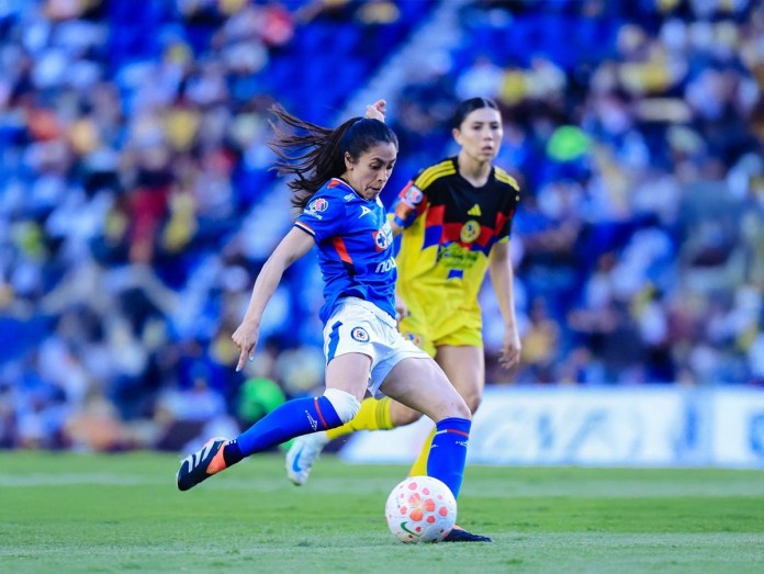 Ana Lucía Martínez en gran momento de forma tras sus actuaciones con el Cruz Azul femenil. Foto La Hora: Oficial Cruz Azul Femenil.