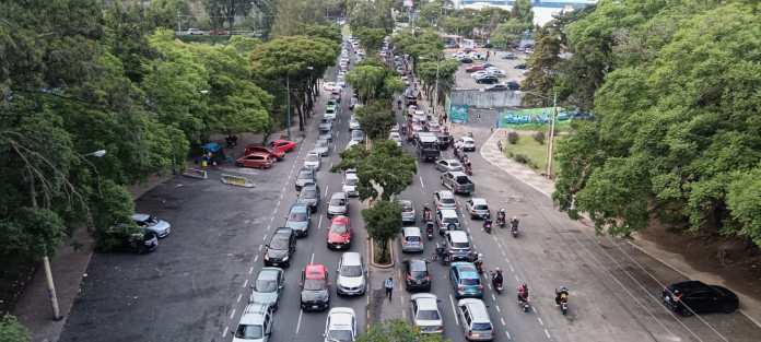 Décima avenida frente al estadio en dirección a la zona 5