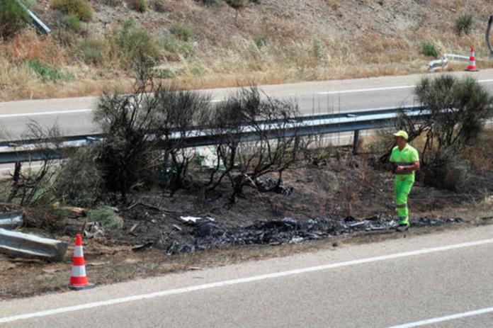 Vista del lugar del accidente en el que el futbolista del Liverpool Diogo Jota, de 28 años, y su hermano André, de 26, han fallecido esta madrugada, después de que su vehículo saliera de la vía en la Autovía Rías Bajas (A-52) en Cernadilla (Zamora, España). Foto La Hora. EFE.