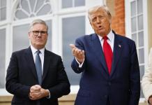 El Primer Ministro británico Keir Starmer y el presidente Donald Trump posan para fotos antes de su reunión en el resort de golf Trump Turnberry en Turnberry, Escocia, Reino Unido, 28 de julio de 2025. Trump está en un viaje privado a Escocia para visitar sus campos de golf.. Foto La Hora: EFE.
