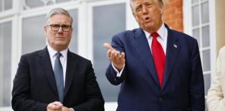 El Primer Ministro británico Keir Starmer y el presidente Donald Trump posan para fotos antes de su reunión en el resort de golf Trump Turnberry en Turnberry, Escocia, Reino Unido, 28 de julio de 2025. Trump está en un viaje privado a Escocia para visitar sus campos de golf.. Foto La Hora: EFE.