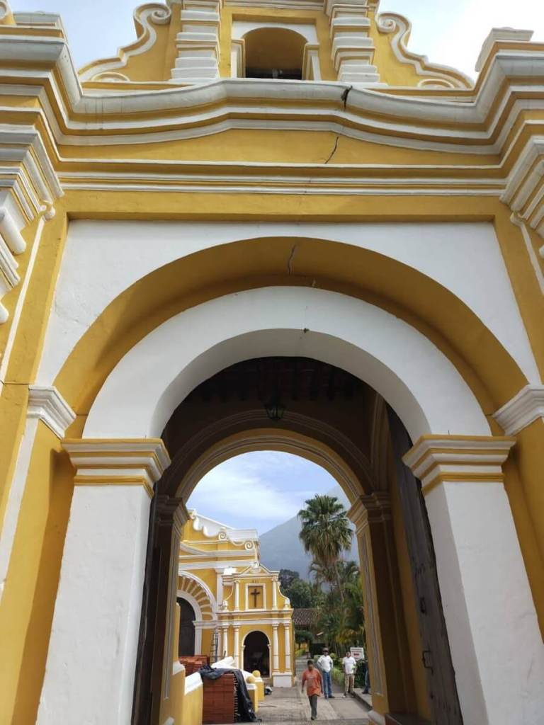 El arco de ingreso al templo de El Calvario, presenta daños en su estructura. Foto La Hora: Redes Sociales