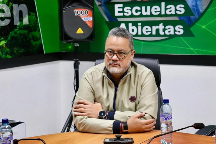 El diputado Sergio Enríquez se molestó con la viceministra de Desarrollo, Bertha Zapeta, cuando ella respondió a una pregunta hecha por el diputado en idioma k'iche'. Foto La Hora: Bancada UNE