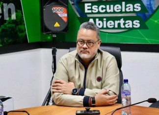 El diputado Sergio Enríquez se molestó con la viceministra de Desarrollo, Bertha Zapeta, cuando ella respondió a una pregunta hecha por el diputado en idioma k'iche'. Foto La Hora: Bancada UNE