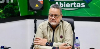 Diputado de la UNE pidió una respuesta para el pueblo de Sololá pero no le gustó la forma de la respuesta El diputado Sergio Enríquez se molestó con la viceministra de Desarrollo, Bertha Zapeta, cuando ella respondió a una pregunta hecha por el diputado en idioma k'iche'. Foto La Hora: Bancada UNE
