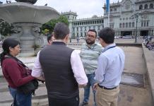 Equipo del Ministerio de Cultura y Deportes inspecciona fuente en Plaza de la Constitució